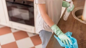 Empleadas domésticas: El extra de plata que puede llegar con el sueldo de noviembre 2023