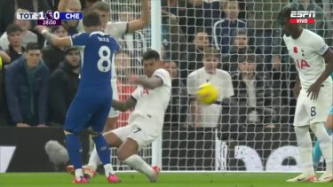 El patadón de Cuti Romero a Enzo Fernández en la Premier League