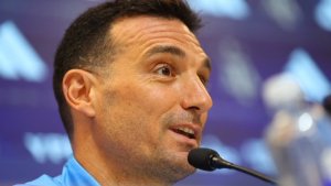 Lionel Scaloni confirmó a Messi de titular y llenó de elogios a Bielsa
