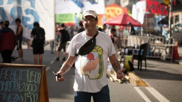 La espera de los bunker de Sergio Massa y Javier Milei. Fotos: Sebastián Pancheri / cobertura colaborativa Emergentes. 