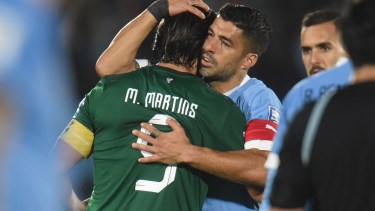 El abrazos de Marcelo Martins con Luis Suárez, dos leyendas.