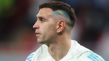 Dibu Martínez estrena look para el partido de la Selección contra Uruguay