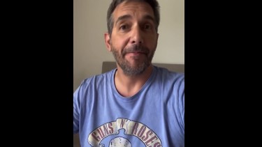 El periodista de TN Franco Mercuriali estuvo internado por una bacteria en una de sus piernas. 