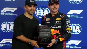 Fórmula 1: el Kun Agüero le entregó el premio a Verstappen, que logró la pole