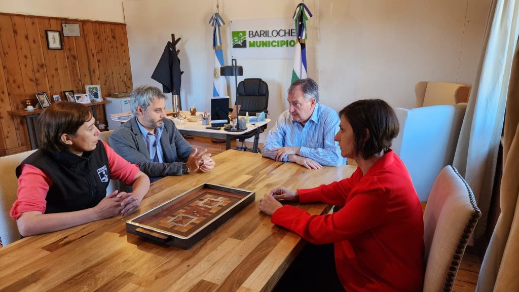 Gennuso y la jefa de gabinete, Marcela González Abdala, comprometieron a la conducción de Soyem la cancelación del aguinaldo. Foto: Gentileza
