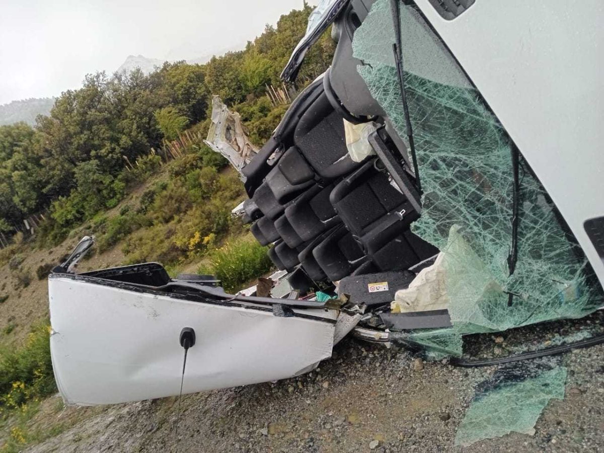 Al menos seis personas murieron por el choque fatal entre una combi y un camión sobre la Ruta 40, entre Bariloche y Villa La Angostura. (Foto bomberos de Villa La Angostura).-
