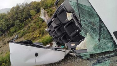 Al menos seis personas murieron por el choque fatal entre una combi y un camión sobre la Ruta 40, entre Bariloche y Villa La Angostura. (Foto bomberos de Villa La Angostura).-