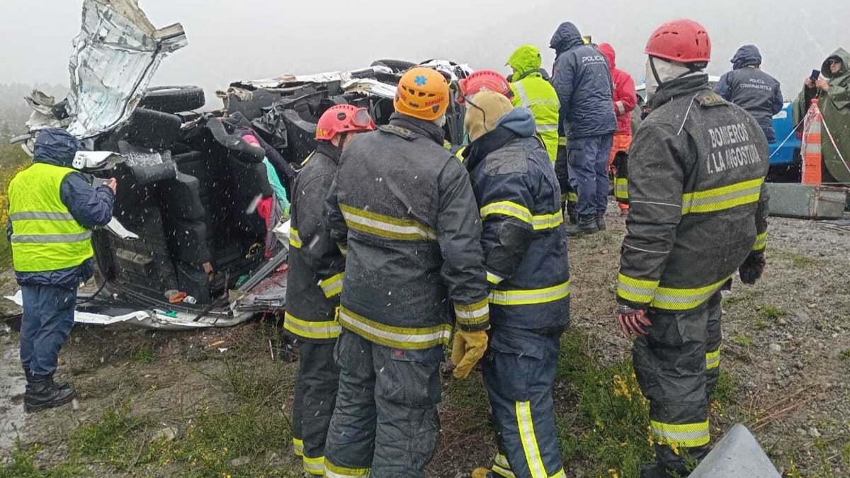 Bomberos trabajaron en el lugar del trágico choque en la Ruta 40 entre Bariloche y Villa La Angostura, donde seis personas perdieron la vida y varias resultaron gravemente heridas. Foto Gentileza Bomberos VLA.


