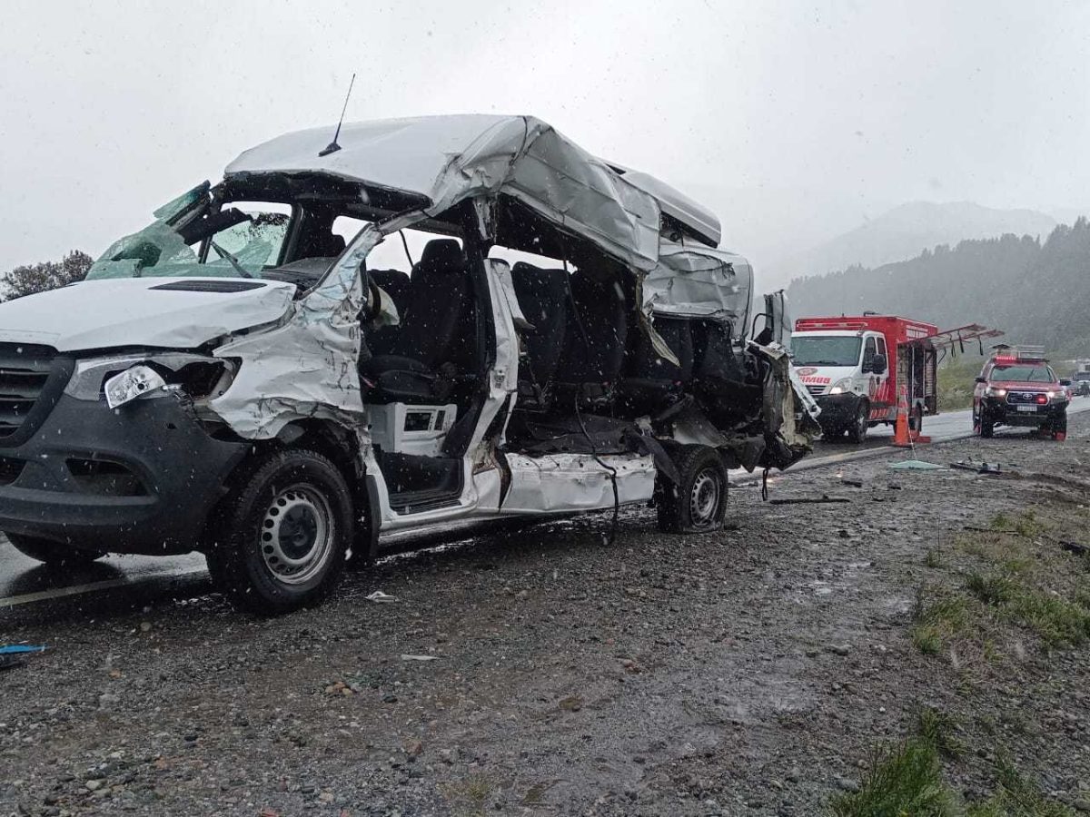 Accidente fatal en la Ruta 40, entre Villa la Angostura y Bariloche: seis de las 13 personas que viajaban en la combi, murieron. (Foto gentileza bomberos de Villa la Angostura)