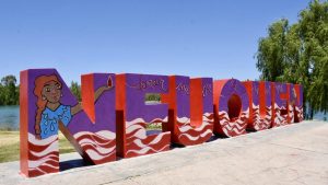 Un hombre fue apuñalado y una joven golpeada en el Paseo de la Costa de Neuquén