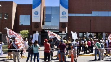 El recambio de autoridades se producirá en medio de reclamos de los usuarios de Calf por la boleta que vendrá con otras tasas y cuotas por 5.000 pesos más en febrero (foto Matías Subat)
