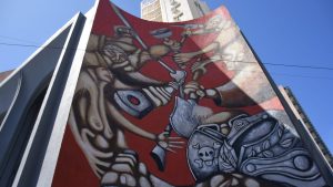 Recuperaron los antiguos colores de un mural insignia de la democracia en pleno centro de Neuquén