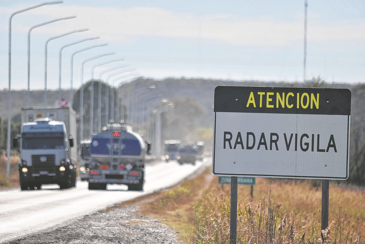 Los radares ayudan a mejorar el tránsito pero también se convirtieron en una buena fuente de ingresos. Foto: archivo.