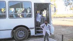 Familias reclamaron por el transporte escolar en Roca: temen perder el servicio el próximo año