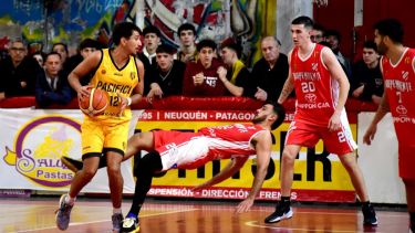 Sebastián Godoy vs. Agustín Sánchez, un duelo que se las trae en el clásico neuquino. (Fotos Matías Subat)