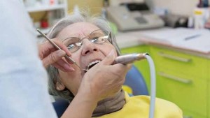 PAMI: Qué tipo de prótesis dentales cubre «Sonrisa Mayor» durante noviembre 2023