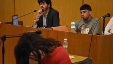 La joven Micaela Barrera contó en  medio de lágrimas, los segundos previos al trágico choque que le costó la vida a su mejor amiga. Kevin López siguió atento el relato. foto: Juan Thomes.