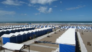 Verano 2024: cuánto cuesta alquilar carpas y sombrillas en la Costa Atlántica