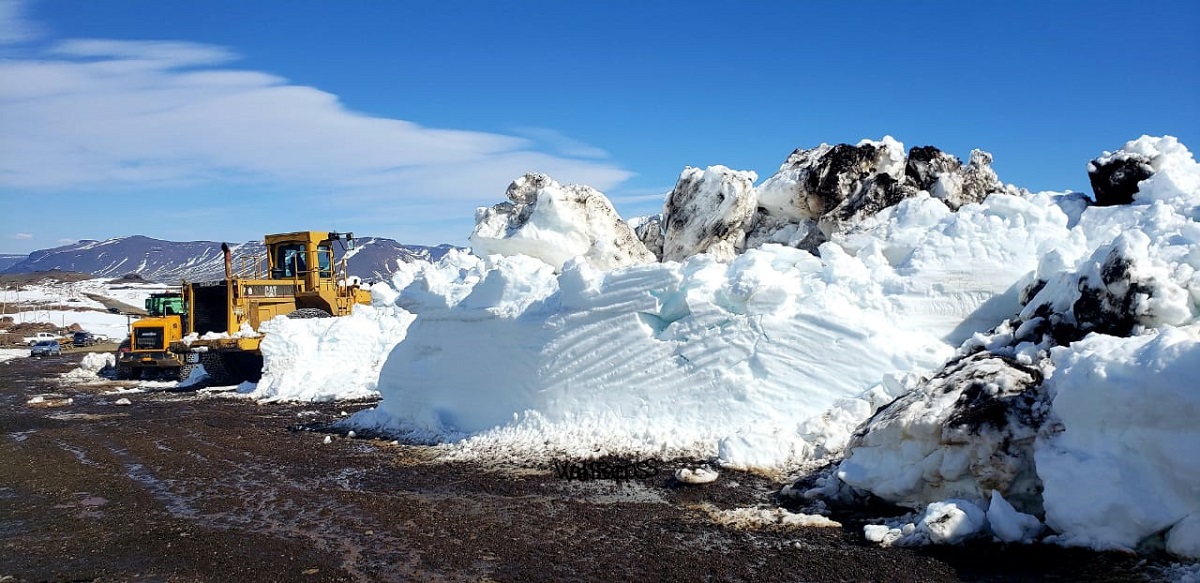 Quisieron cruzar una ciudad patagónica pero las sorprendió una pared de hielo en medio de la ruta 