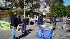 Trabajadores de dos obras clave reclamaron con piquetes en Bariloche