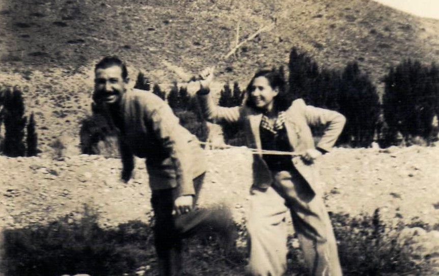 Los ratos compartidos en Caepe Malal, entre risas, allá por la década del '40. Foto: Gentileza Leonardo Venezia.