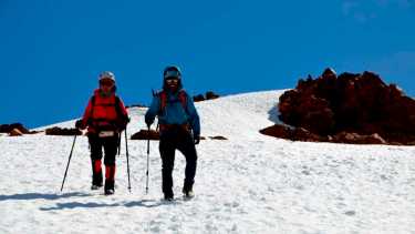 Marta y Matías en plena aventura en el Cerro Bayo del norte de Neuquén. "Para mí fue hermoso ir al cerro con él, porque lo que yo les enseñaba en el aula él pudo enseñármelo en vivo y en directo, además de estar pendiente de mi seguridad en todo momento", dice ella. Foto: Gachy Cabrera.