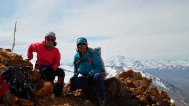 Guió a su maestra de cuarto grado a la cumbre que ella soñaba hacer en el norte neuquino