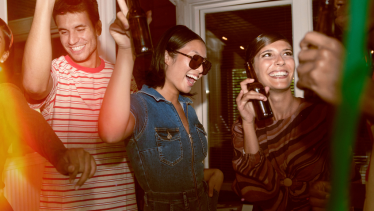 La “bomba de humo” cuando te vas de las fiestas te puede ahorrar hasta dos días al año, confirma un estudio