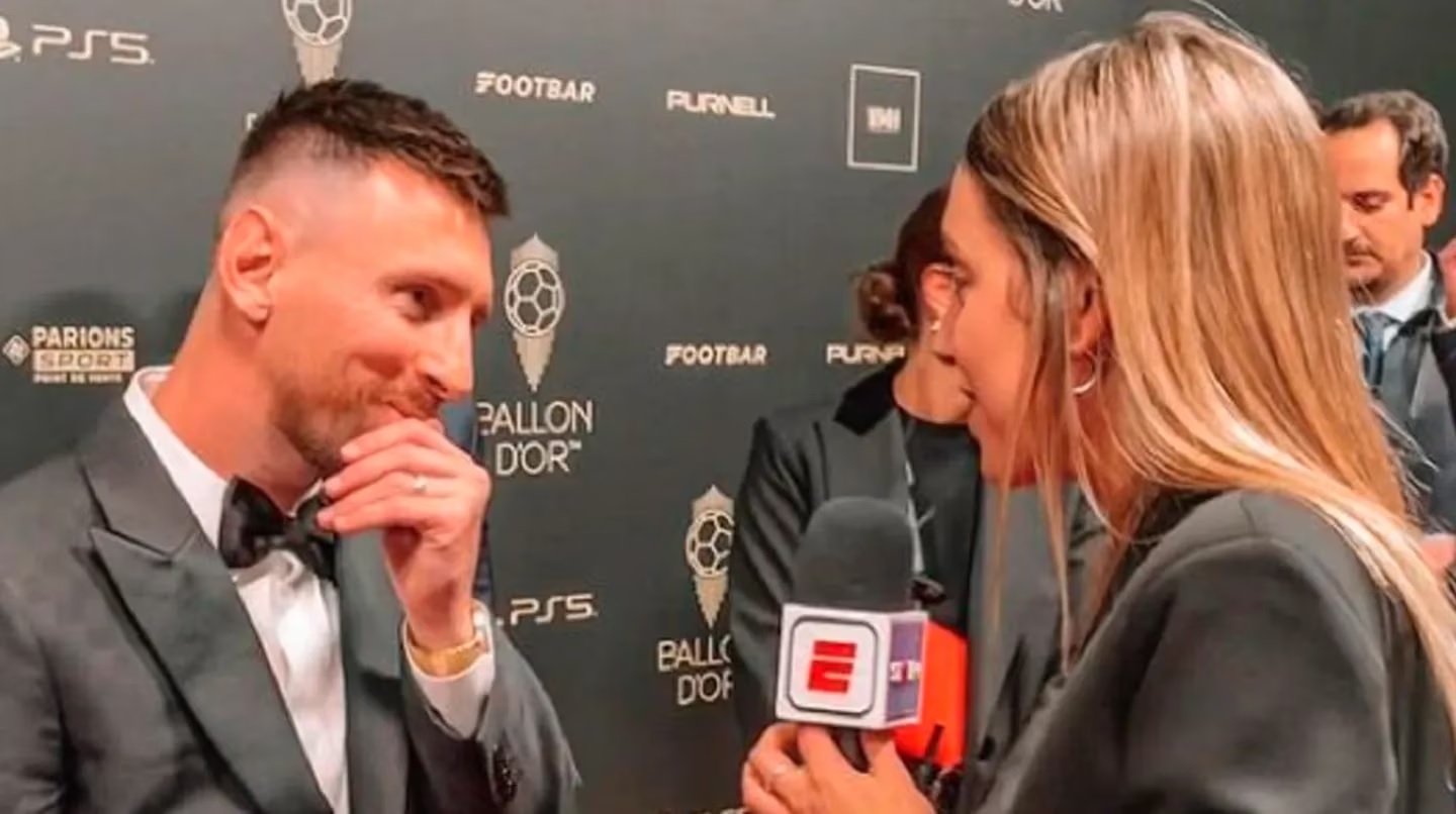 Sofía Martínez entrevista seguido a Lionel Messi. 