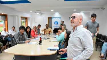 El contador Leonardo Carod y su equipo respondieron las dudas de la oposición en la presentación del presupuesto en la comision de Hacienda (Matías Subat)