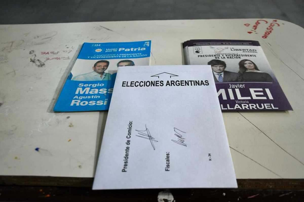 Así son las boletas oficiales de Massa y Milei en el balotaje. Foto: Matías Subat