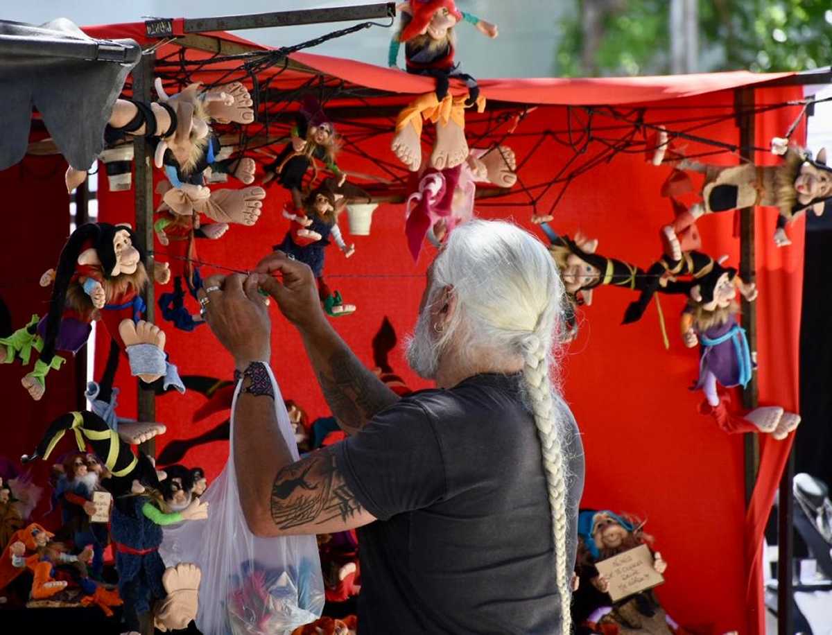 Unos 400 artesanos invitados y otros 90 locales se apostaron desde temprano en la avenida Argentina con el armado de stands (foto Matias Subat)
