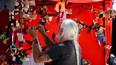 Unos 400 artesanos invitados y otros 90 locales se apostaron desde temprano en la avenida Argentina con el armado de stands (foto Matias Subat)
