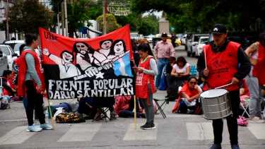Las organizaciones llevaron su protesta a Casa de Gobierno de Neuquén. Foto: Matías Subat.