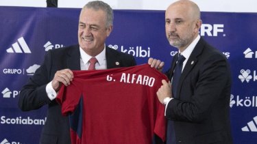 Gustavo Alfaro fue presentado oficialmente como entrenador de Costa Rica.