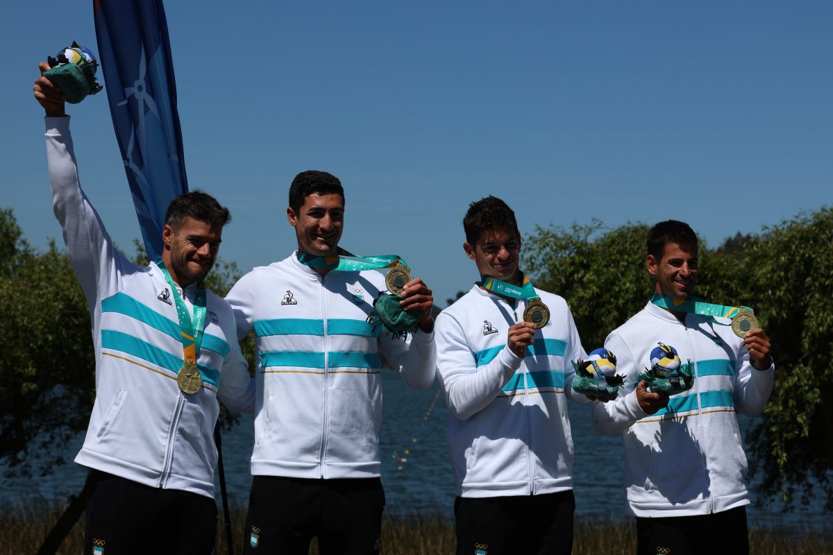 Gonzalo Lo Moro y Manuel Lascano (los dos del medio) ganaron la medalla de oro para la Argentina. (Carlos Acuña/Santiago2023 vía PHOTOSPORT)