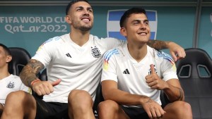 Paredes y Dybala fueron increpados por los hinchas de Roma tras la salida de Mourinho