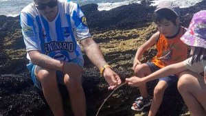 Video | En Playas Doradas, Fede y su hija pescan de todo con un palo: «No hacen falta cañas grandes»