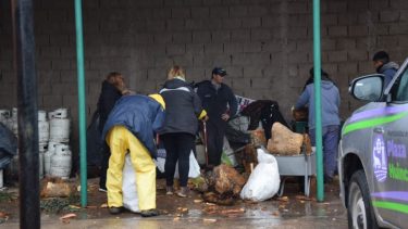 Se organizó el operativo para reforzar la entrega de leña, garrafas y nailon. (Foto: gentileza)