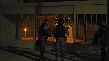 Una vecina llamó a la policía porque había dos jóvenes en los techos. (Foto: Juan Thomes)