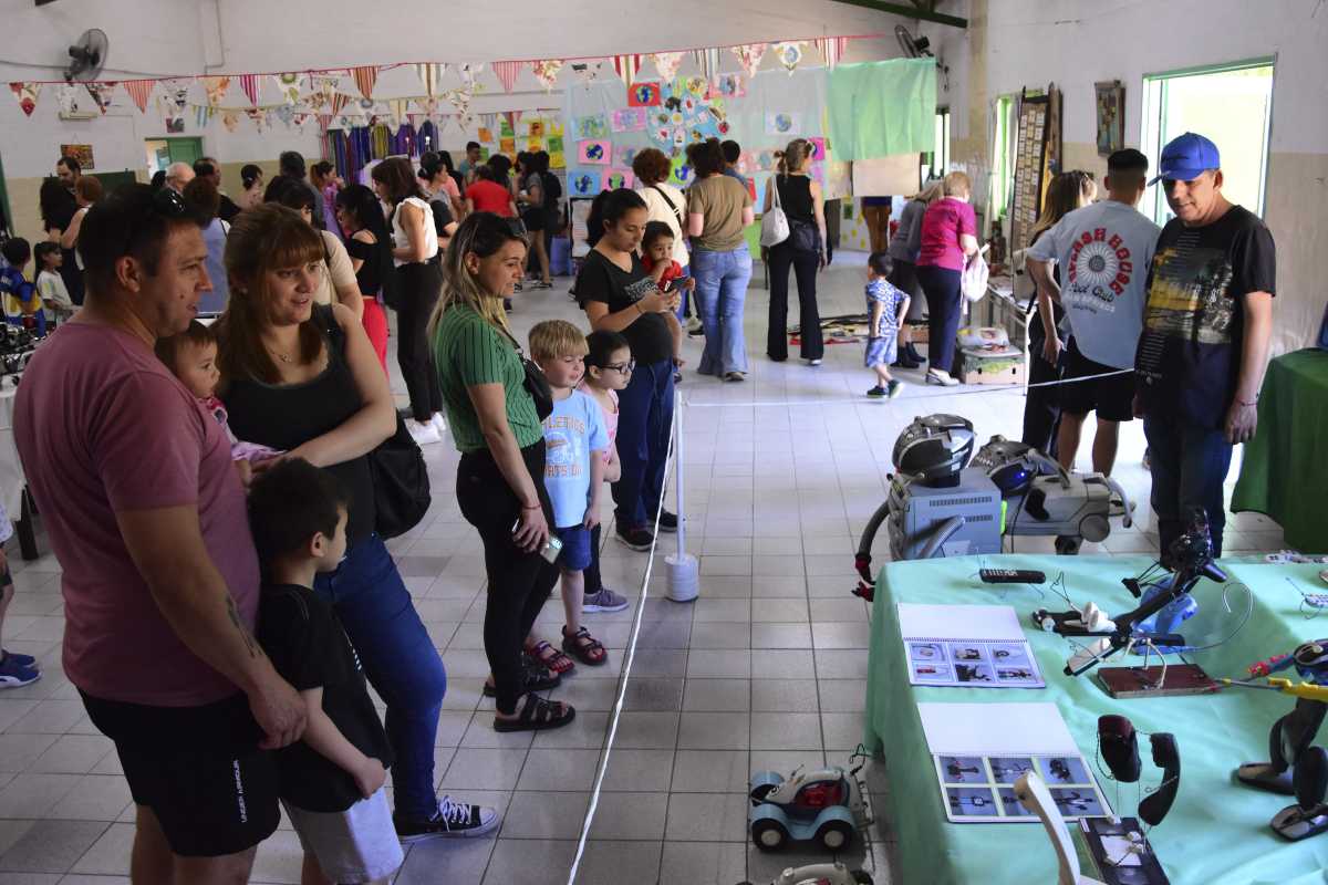 Cientos de familias asistieron a la muestra. Foto: Andres Maripe.