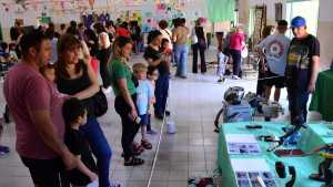 La muestra realizada por infantes que genera conciencia sobre el cuidado del medioambiente, en Roca