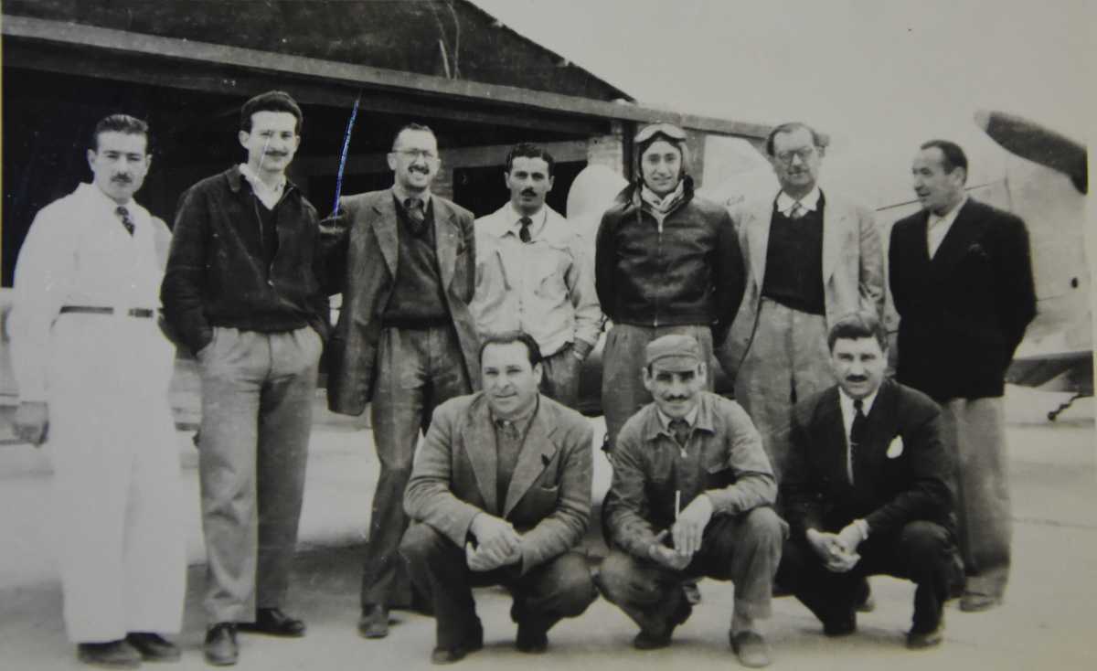 Francisco (parado en tercer lugar de izquierda a derecha) impulsó la creación del Aeroclub de Roca. foto: gentileza familia López Raffo.