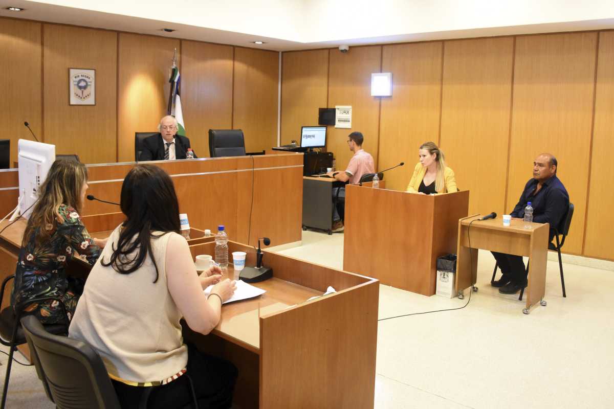 La fiscal Calarco dijo que el policía acusado de intento de femicidio había ingresado sin estar esposado a la sala. foto: Juan Thomes.
