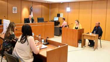 La fiscal Calarco dijo que el policía acusado de intento de femicidio había ingresado sin estar esposado a la sala. foto: Juan Thomes.

