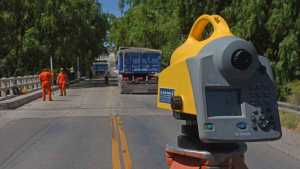 Comenzaron a evaluar si el puente de Paso Córdoba resistirá el paso de los camiones con arena