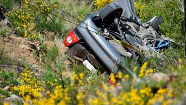 El vehículo cayó desde la Ruta 40 al lago Lacar. Foto: Gentileza @fototrail.ph