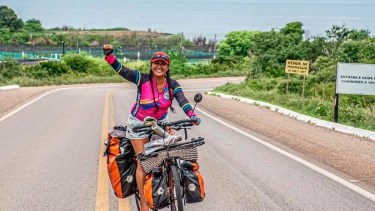 "Creo en la voluntad de querer vivir mi sueño de viajar y encontré en la bicicleta la forma de que sea barato y saludable. Nunca imaginé que mi cuerpo hiciera esta magia", dice Silvia, de 43 años. 