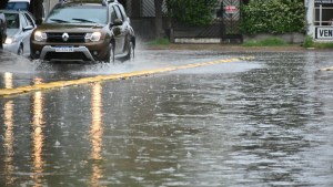 Lluvia en Cipolletti: piden no salir de las casas y ya hay calles inundadas
