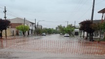 Imagen de Alerta por lluvias: cortaron una calle en el centro de Cinco Saltos por el nivel del agua